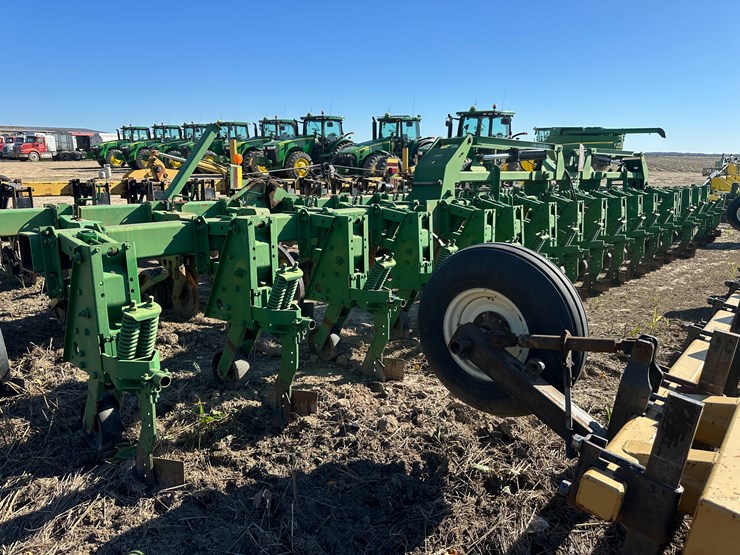 #33728-•-16-row-30"-cultivator-image-4