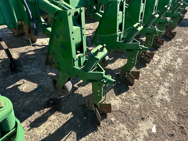 #33728-•-16-row-30"-cultivator-image-15