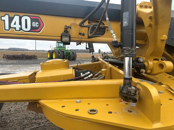 2022-caterpillar-140gc-awd-image-36