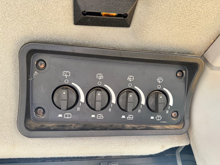 2019-caterpillar-d8t-image-45