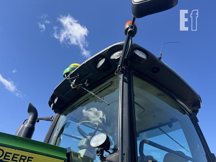 2013-john-deere-8235r-image-16