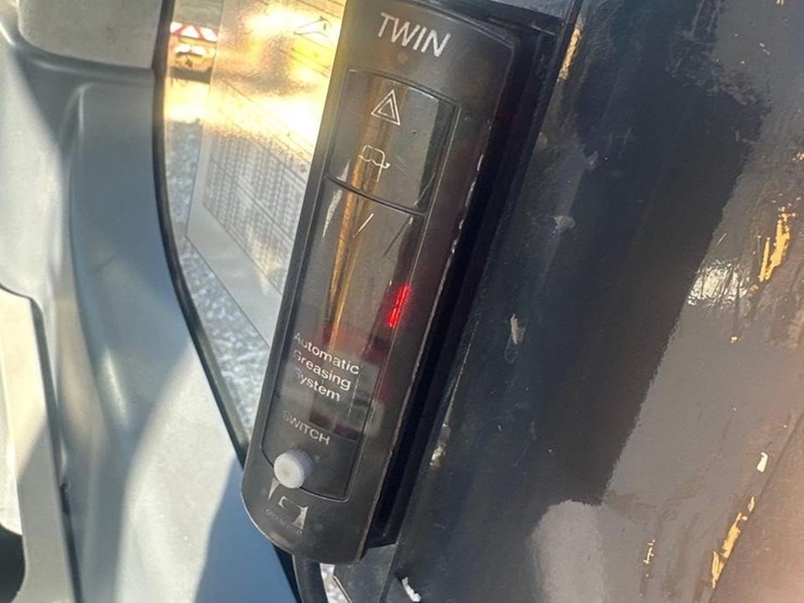 2021-komatsu-pc210-lc-11-image-38