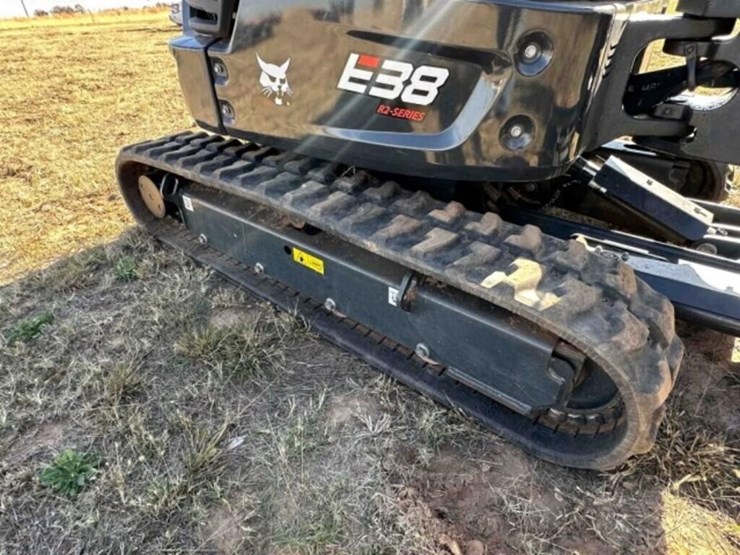 5802024-bobcat-e38-mini-excavator-image-19