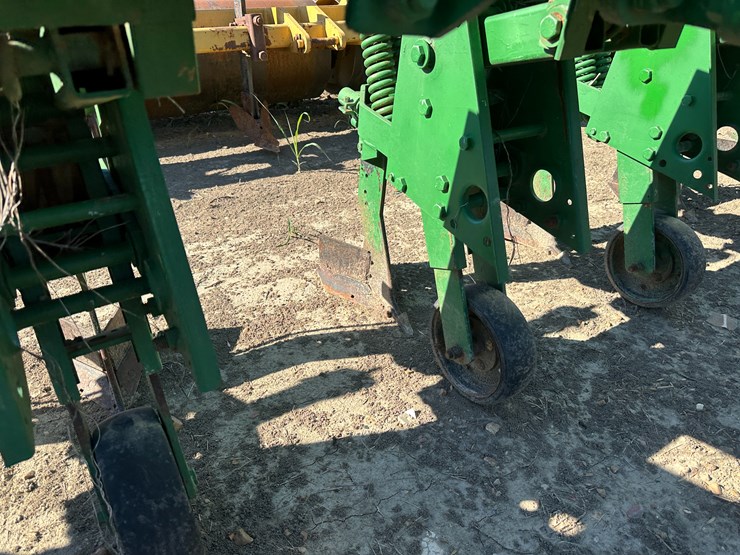#33728-•-16-row-30"-cultivator-image-28