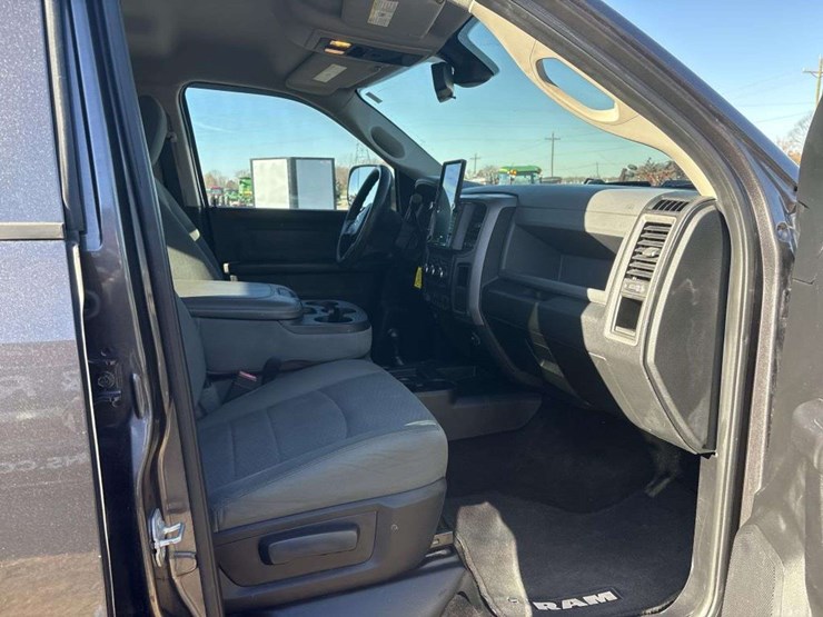 2016-dodge-2500-image-23