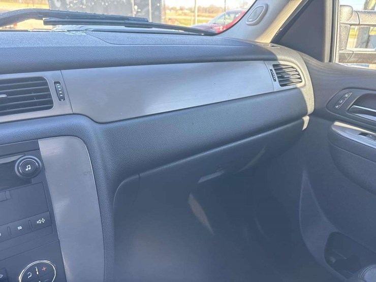 2013-chevrolet-3500hd-image-24