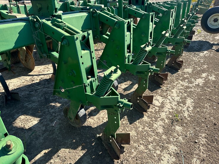 #33728-•-16-row-30"-cultivator-image-16