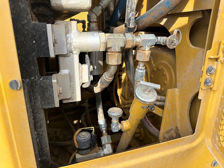 2022-caterpillar-140gc-image-59