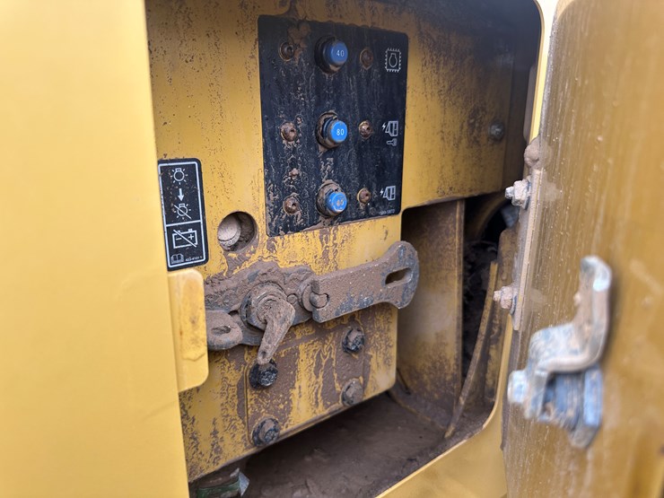 2022-caterpillar-140gc-awd-image-82