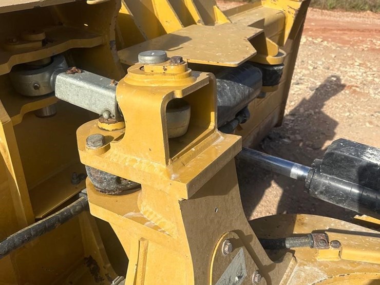 2021-caterpillar-d5-image-17