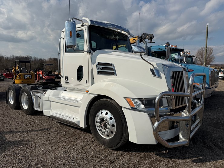 2017-western-star-5700xe-image-1