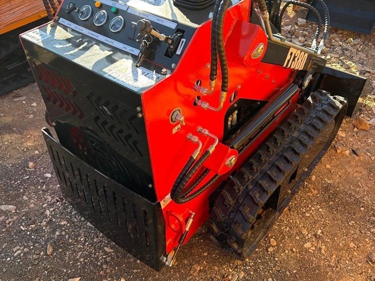 future-380-ride-on-mini-skid-steer-image-3