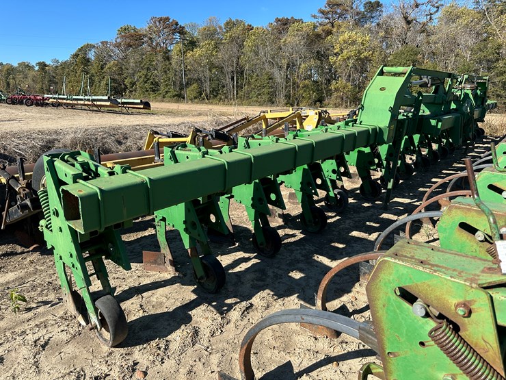 #33728-•-16-row-30"-cultivator-image-2