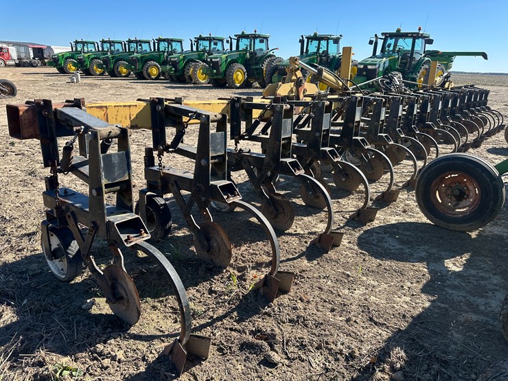 #33726-•-16-row-30"-cultivator-image-4
