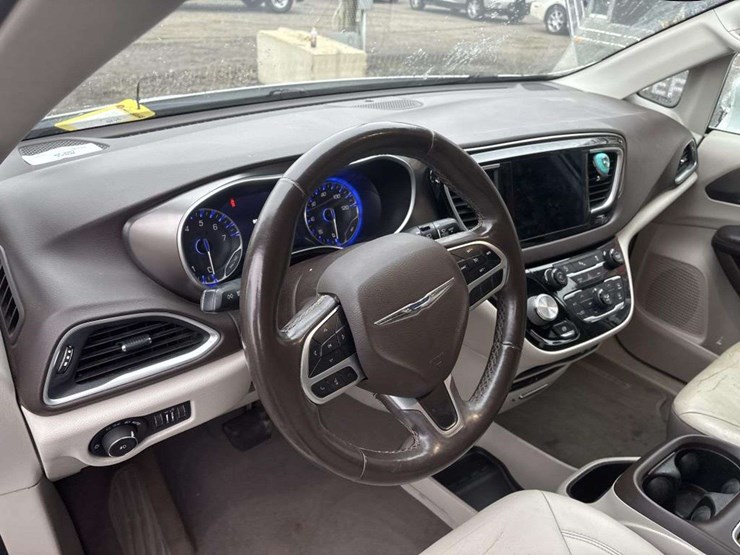 2017-chrysler-pacifica-image-21