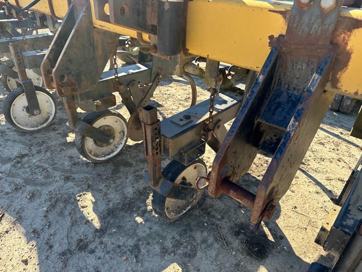 #33726-•-16-row-30"-cultivator-image-12