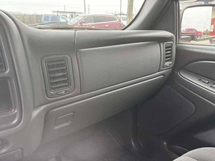 2006-chevrolet-k2500-image-23