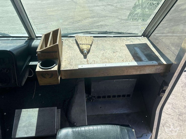 2017-freightliner-mt55-image-31