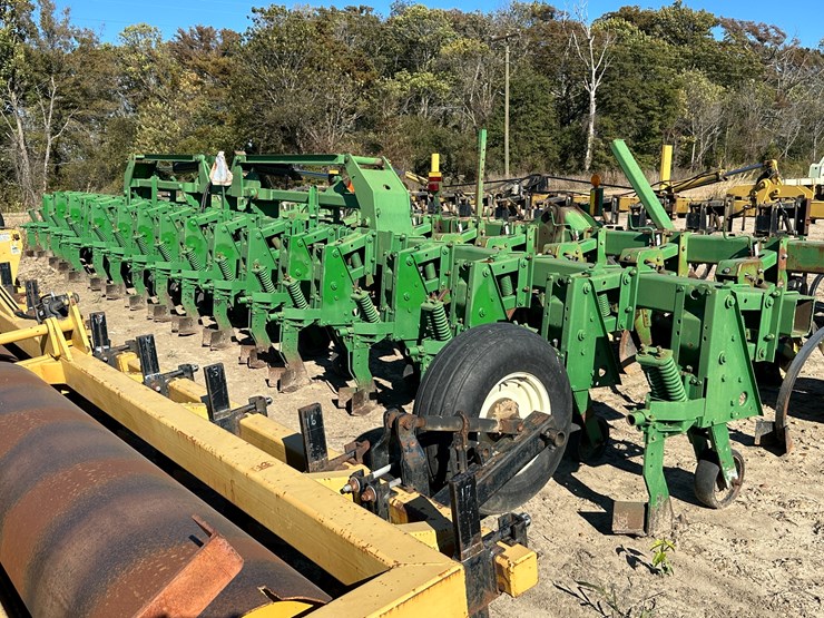 #33728-•-16-row-30"-cultivator-image-3