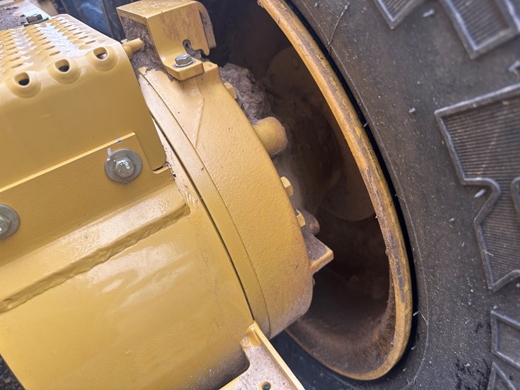 2022-caterpillar-140gc-image-12