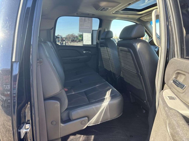 2013-chevrolet-3500hd-image-19