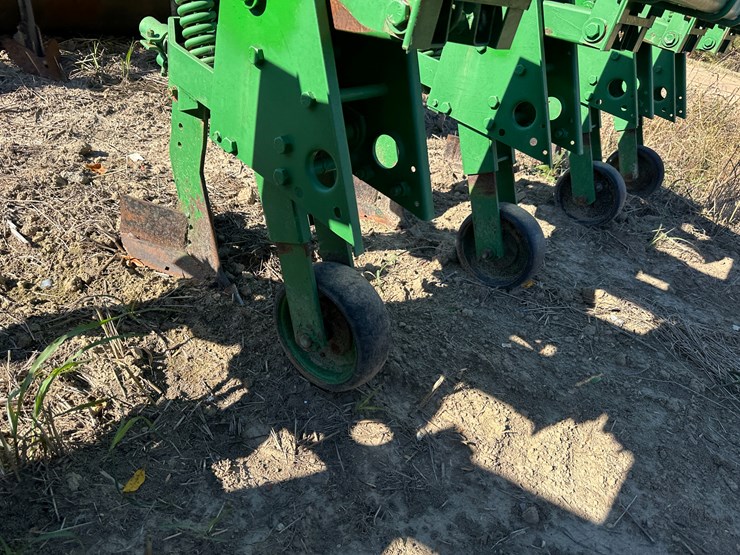 #33728-•-16-row-30"-cultivator-image-39