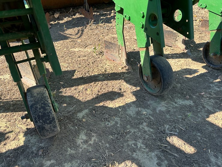 #33728-•-16-row-30"-cultivator-image-34
