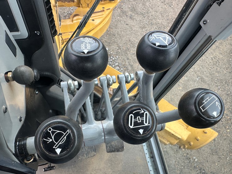 2022-caterpillar-140gc-image-96