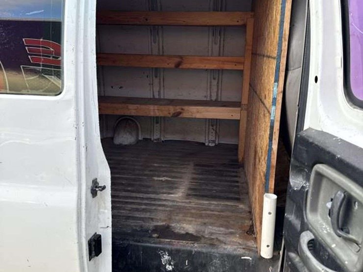 2001-chevrolet-express-g2500-image-21