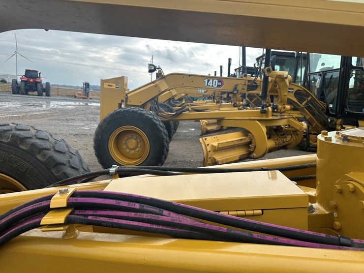 2022-caterpillar-140gc-image-34
