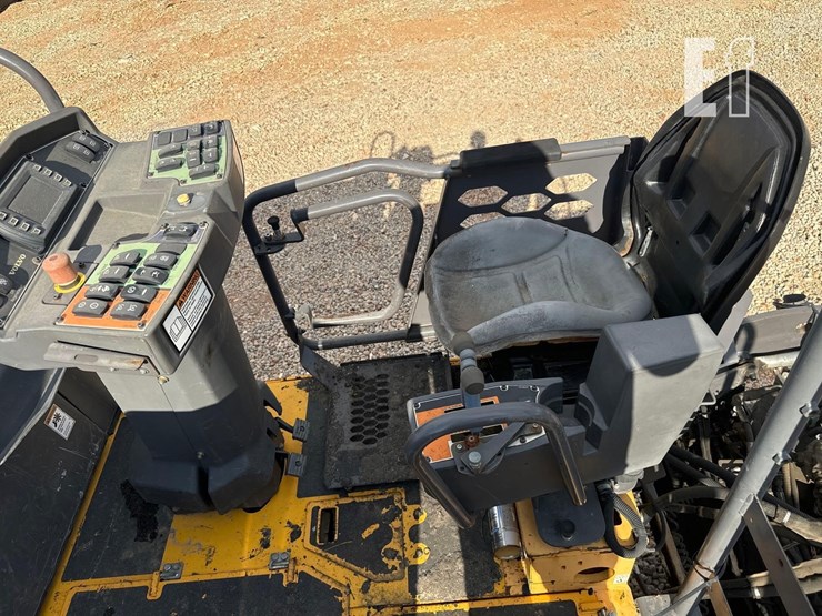 2018-volvo-p7110b-image-29