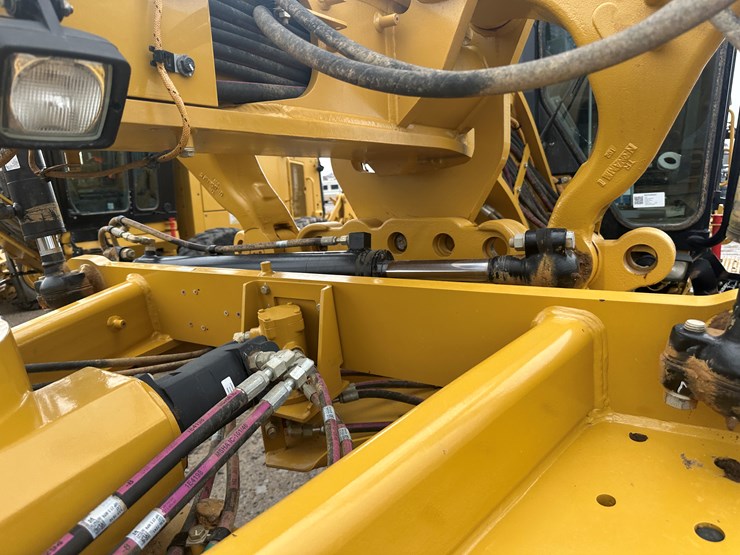 2022-caterpillar-140gc-image-31