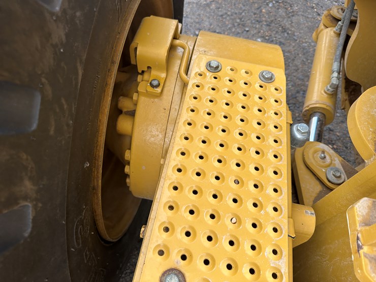 2022-caterpillar-140gc-image-15