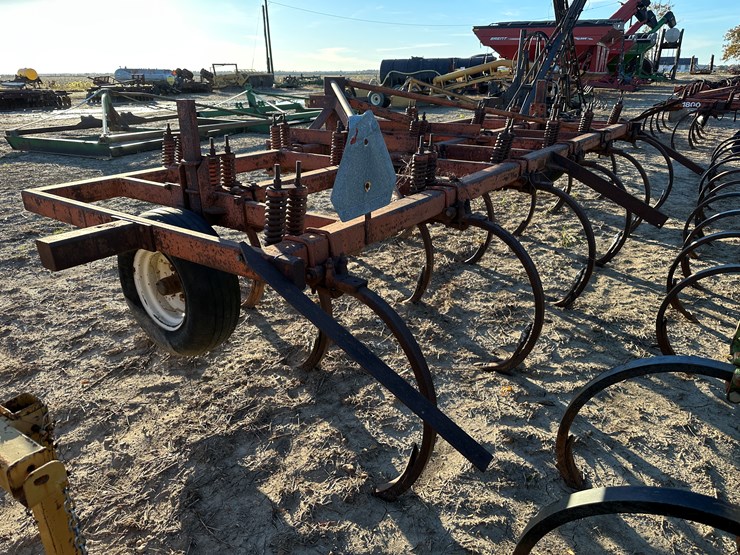 #33755-•-8'-chisel-plow-image-4