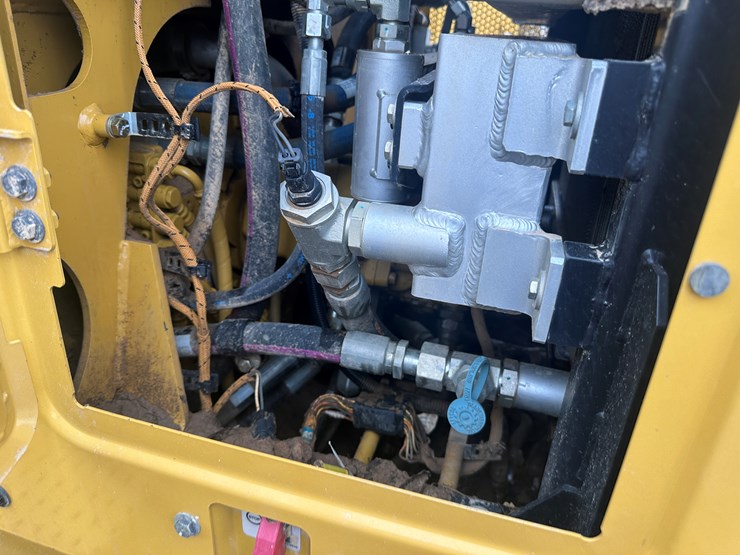 2022-caterpillar-140gc-awd-image-97