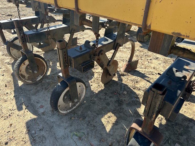 #33726-•-16-row-30"-cultivator-image-17
