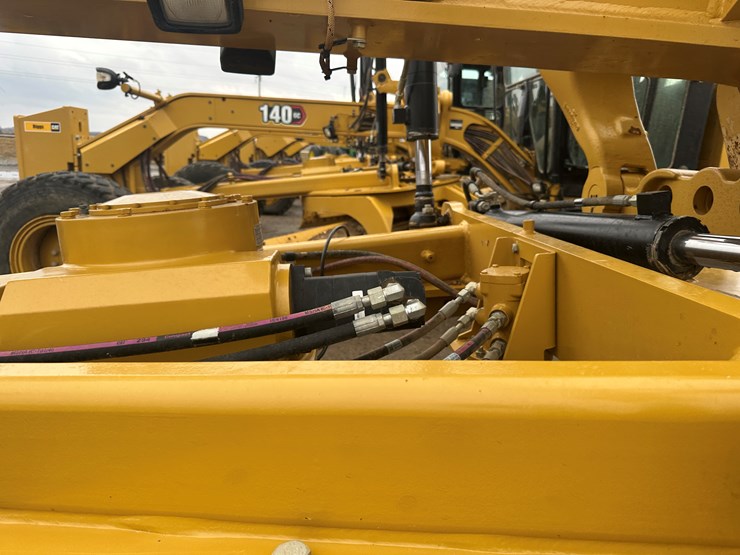 2022-caterpillar-140gc-image-34