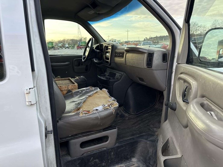 2001-chevrolet-express-g2500-image-24