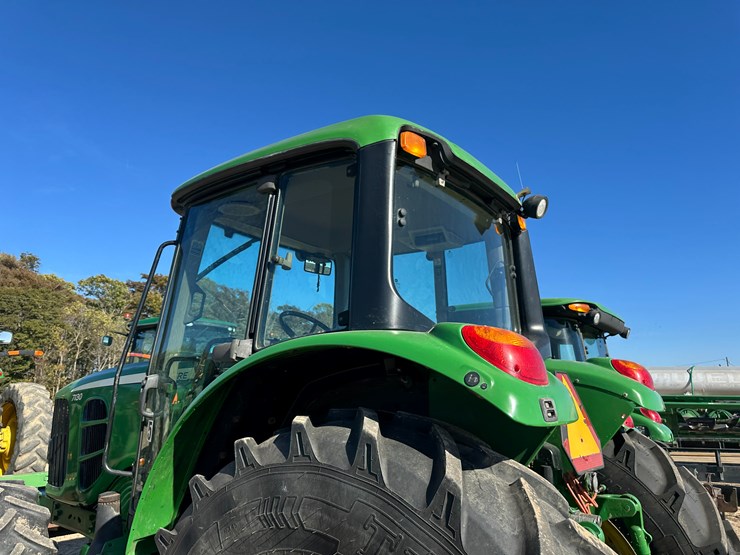 2010-john-deere-7130-image-21