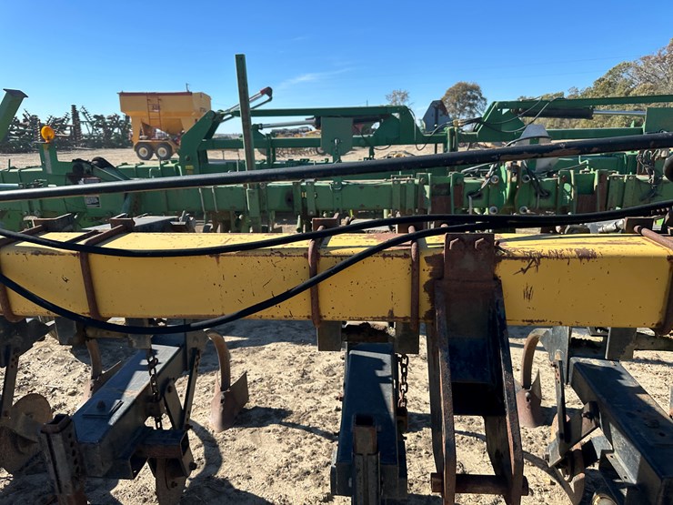 #33726-•-16-row-30"-cultivator-image-36