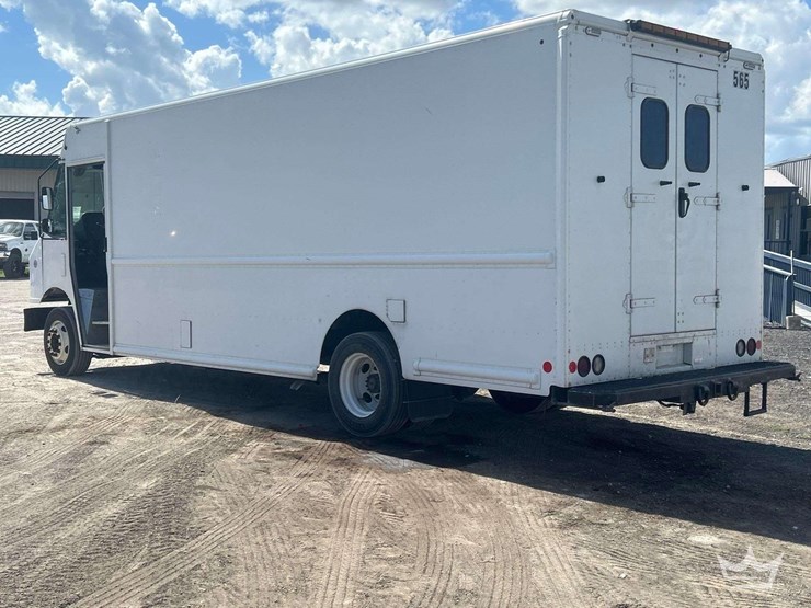 2017-freightliner-mt55-image-4