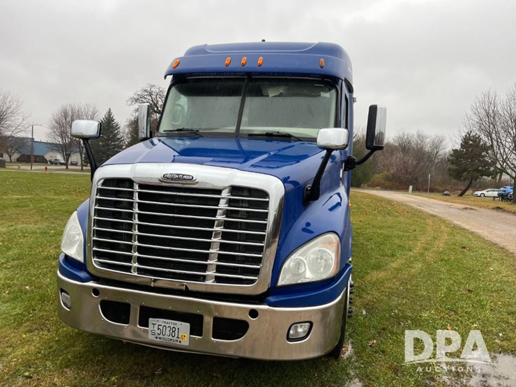 2013-freightliner-truck-(jn3436,-unit-4076)-image-2
