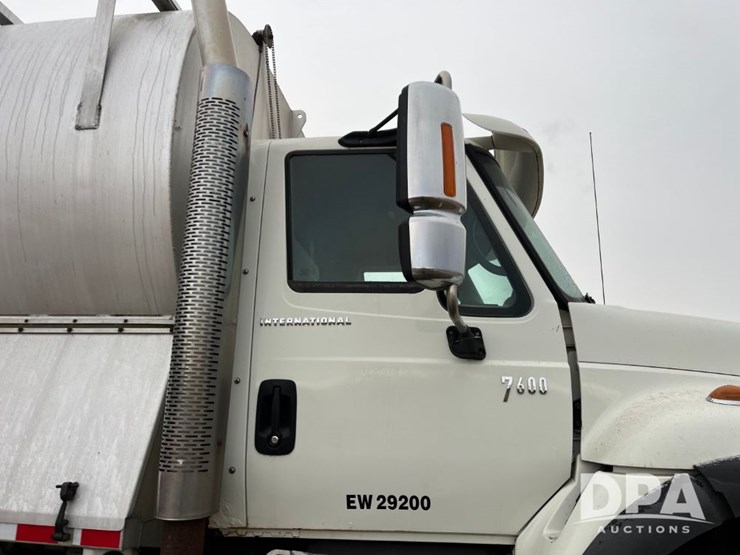 2005-international-7600-image-24