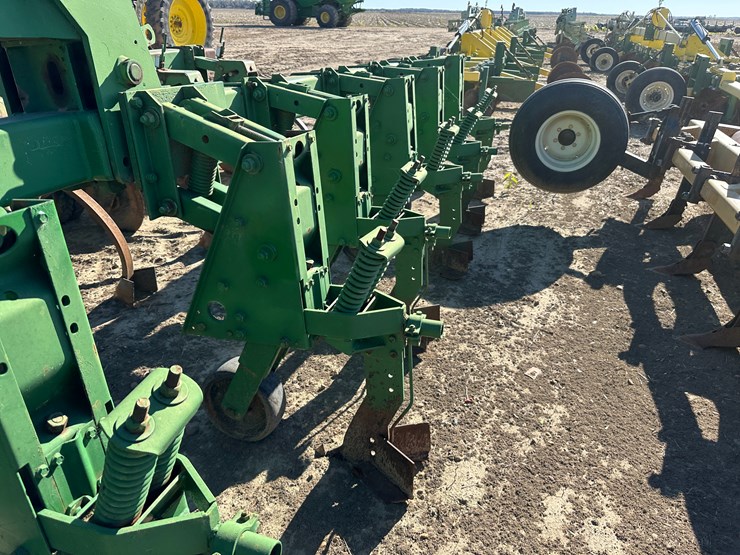 #33728-•-16-row-30"-cultivator-image-21