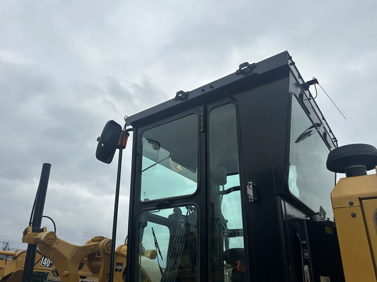 2022-caterpillar-140gc-image-26