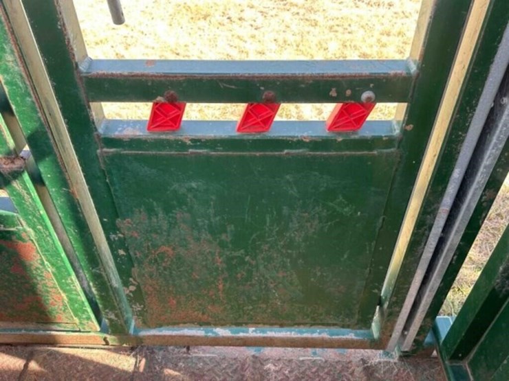 arrowquip-cp-1050-hydraulic-squeeze-chute-image-20