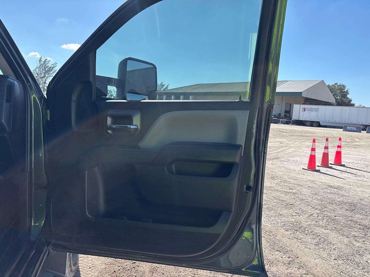 2018-chevrolet-silverado-3500hd-4x4-crew-cab-pickup-truck-image-21