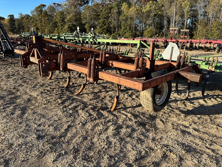 #33755-•-8'-chisel-plow-image-1