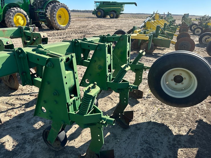 #33728-•-16-row-30"-cultivator-image-23