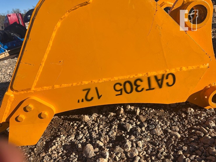 cat305-12in-excavator-buctet-image-4
